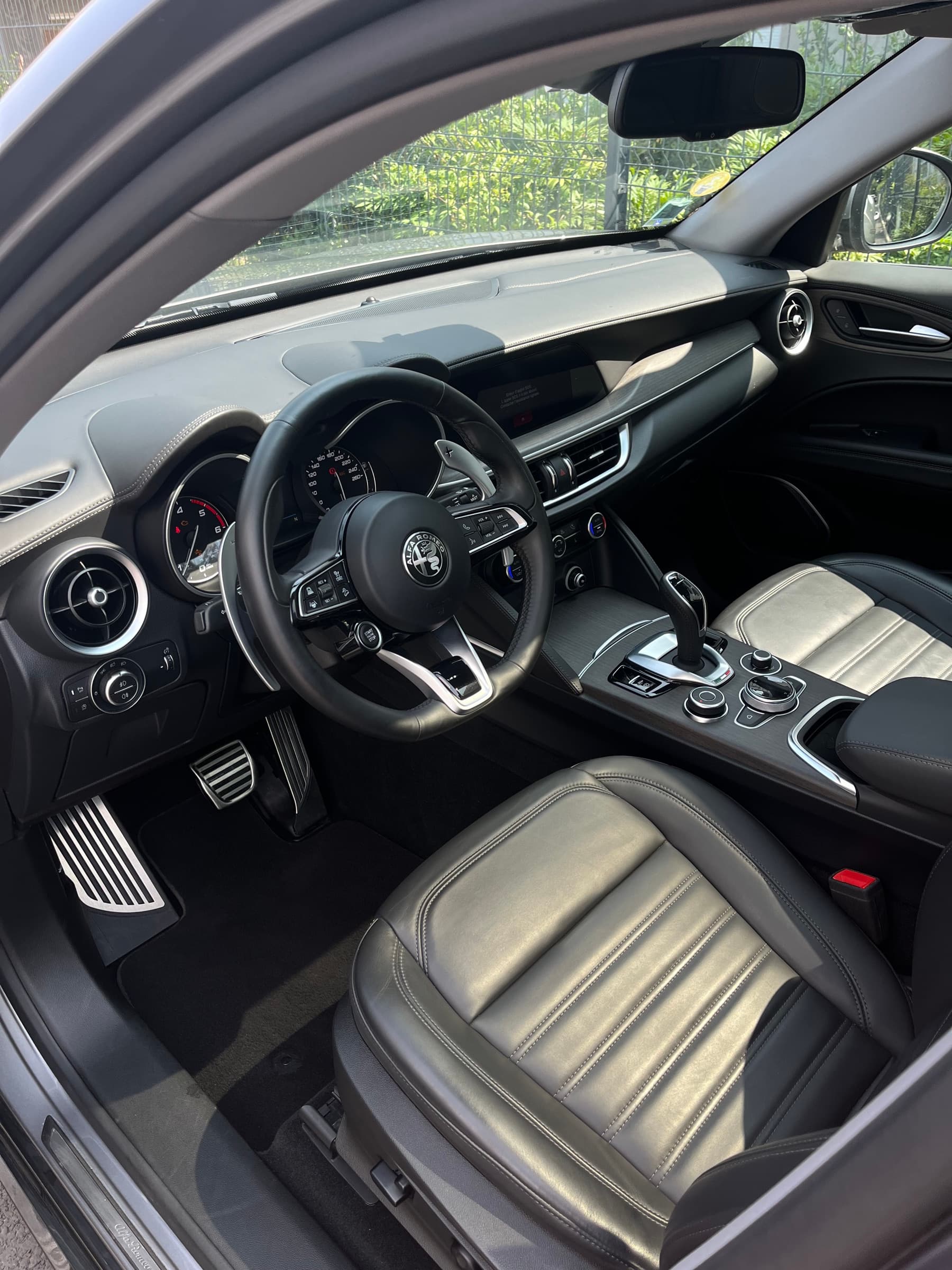 Habitacle cuir d’Alfa Romeo nettoyé à Angers — après