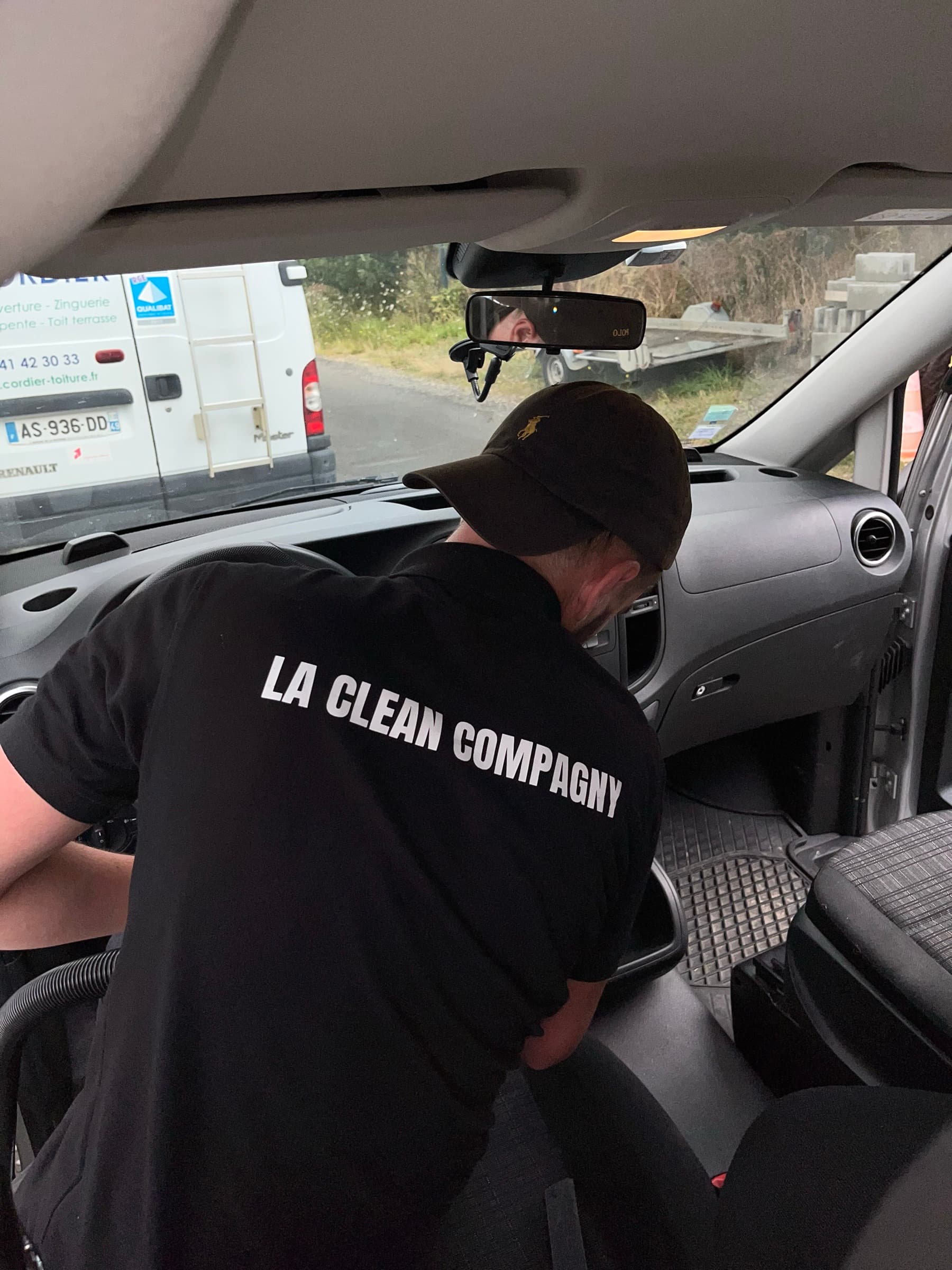 La Clean Compagny au travail sur un véhicule
