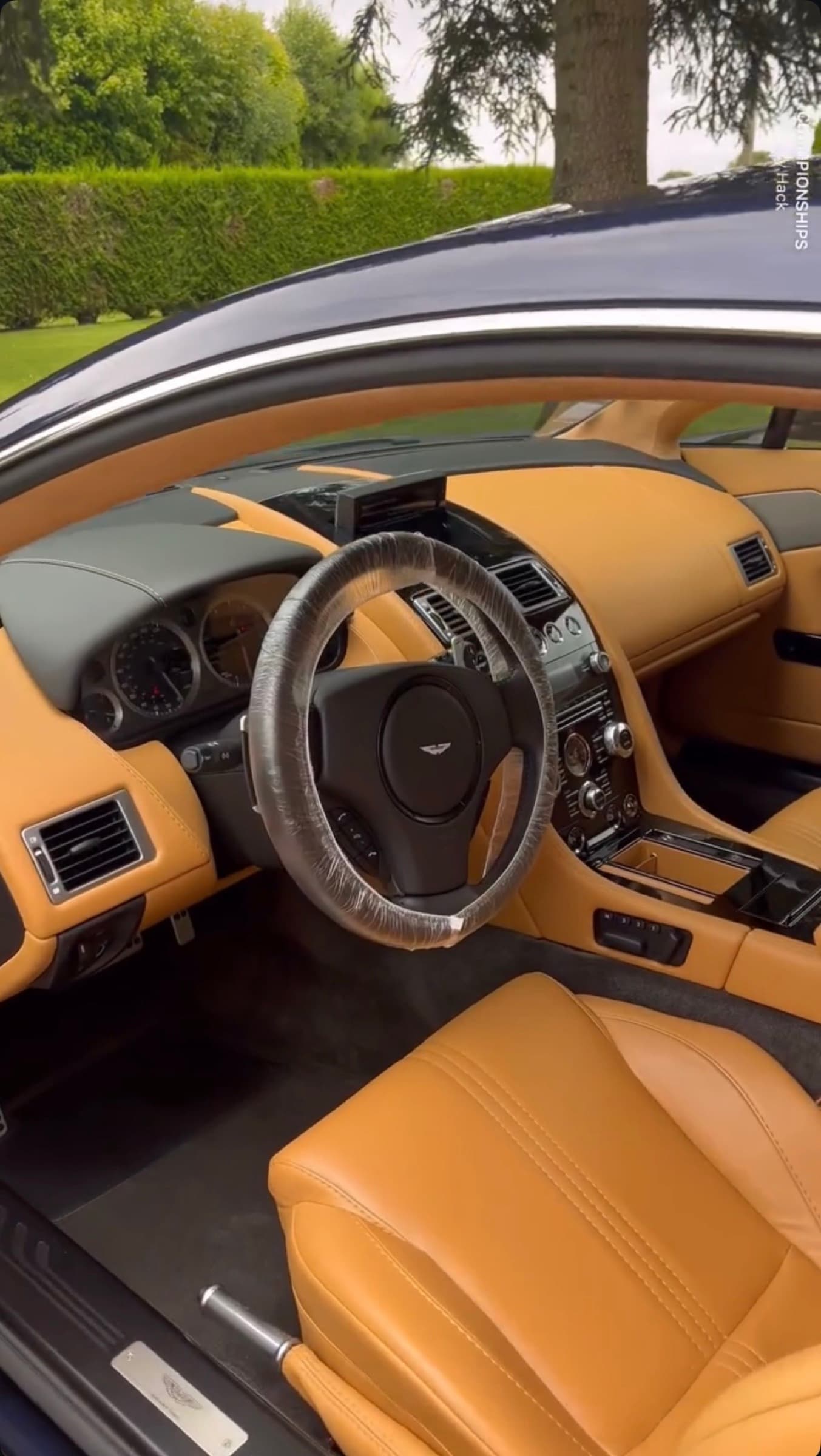 Aston Martin Vantage S — nettoyage intérieur à Angers