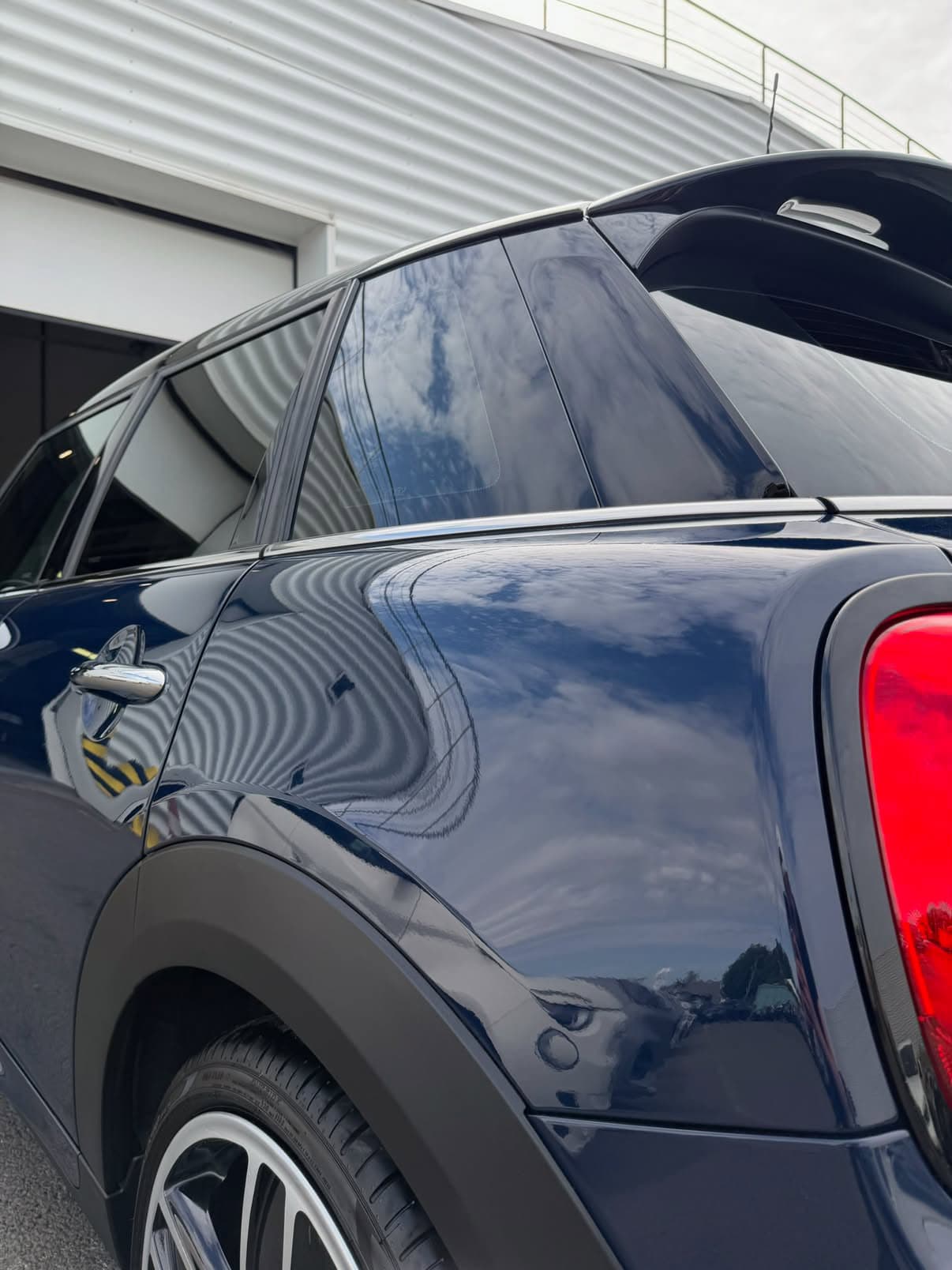 Mini Cooper au fini miroir après un lustrage minute