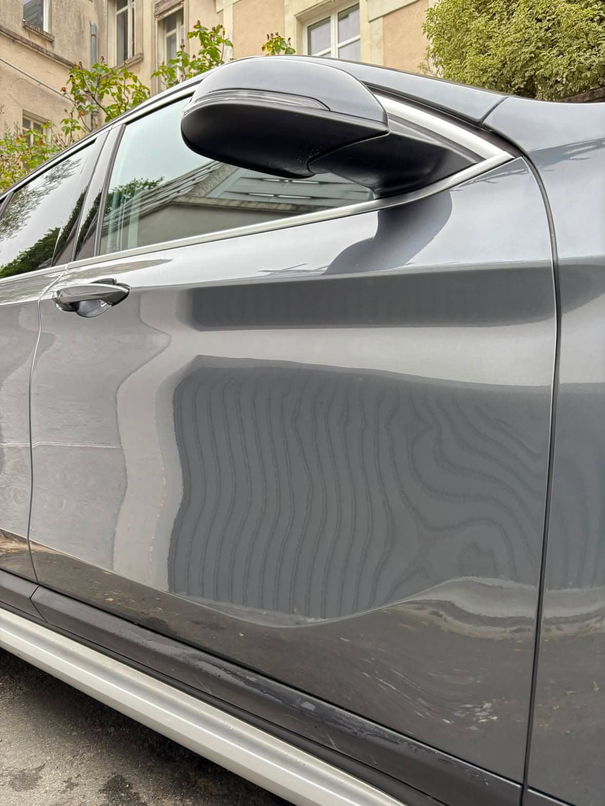 Rayure sur la portière d'un BMW X1 effacée par un lustrage minute à domicile — après intervention
