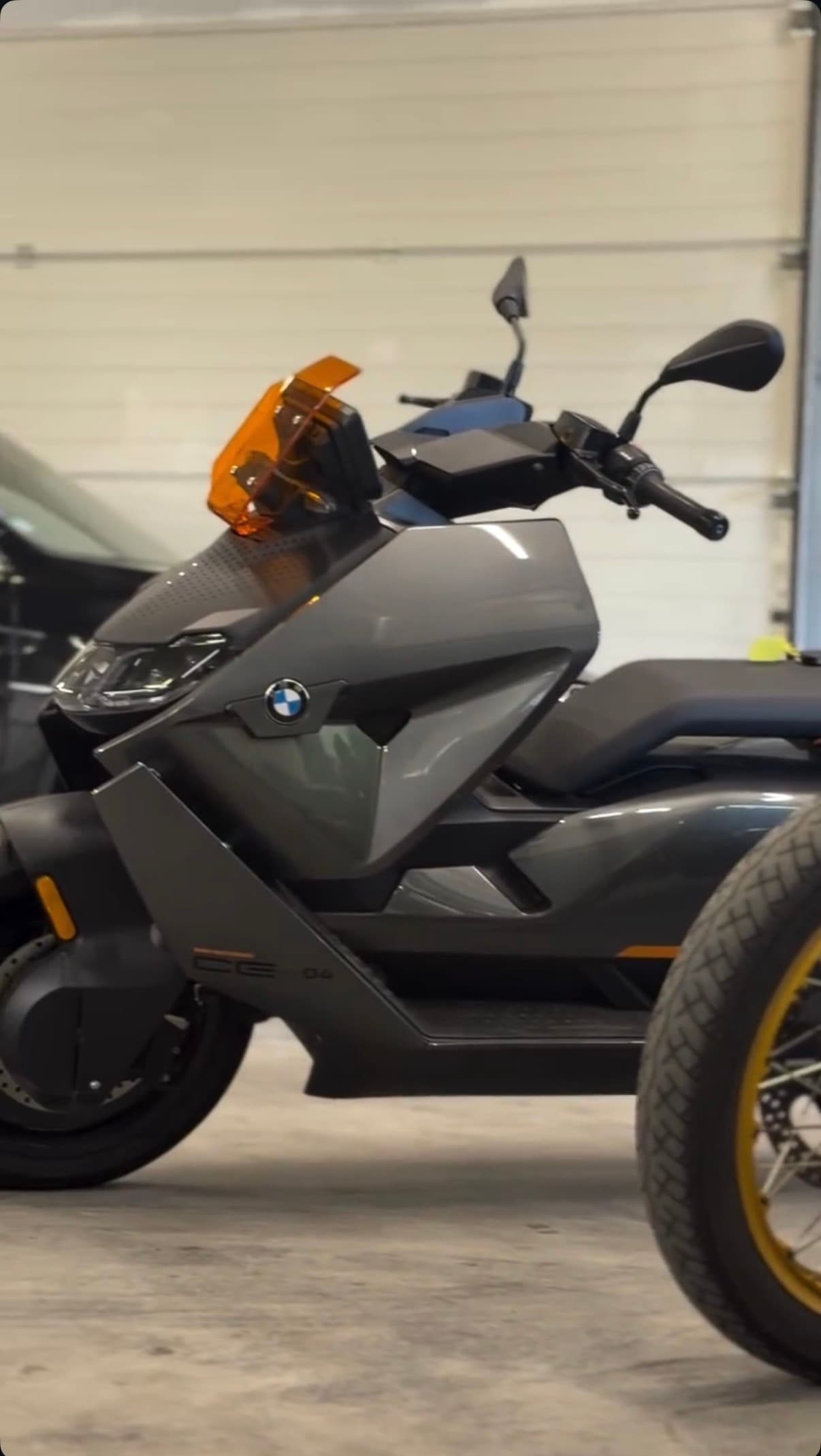 BMW CE 04 nettoyée, en atelier