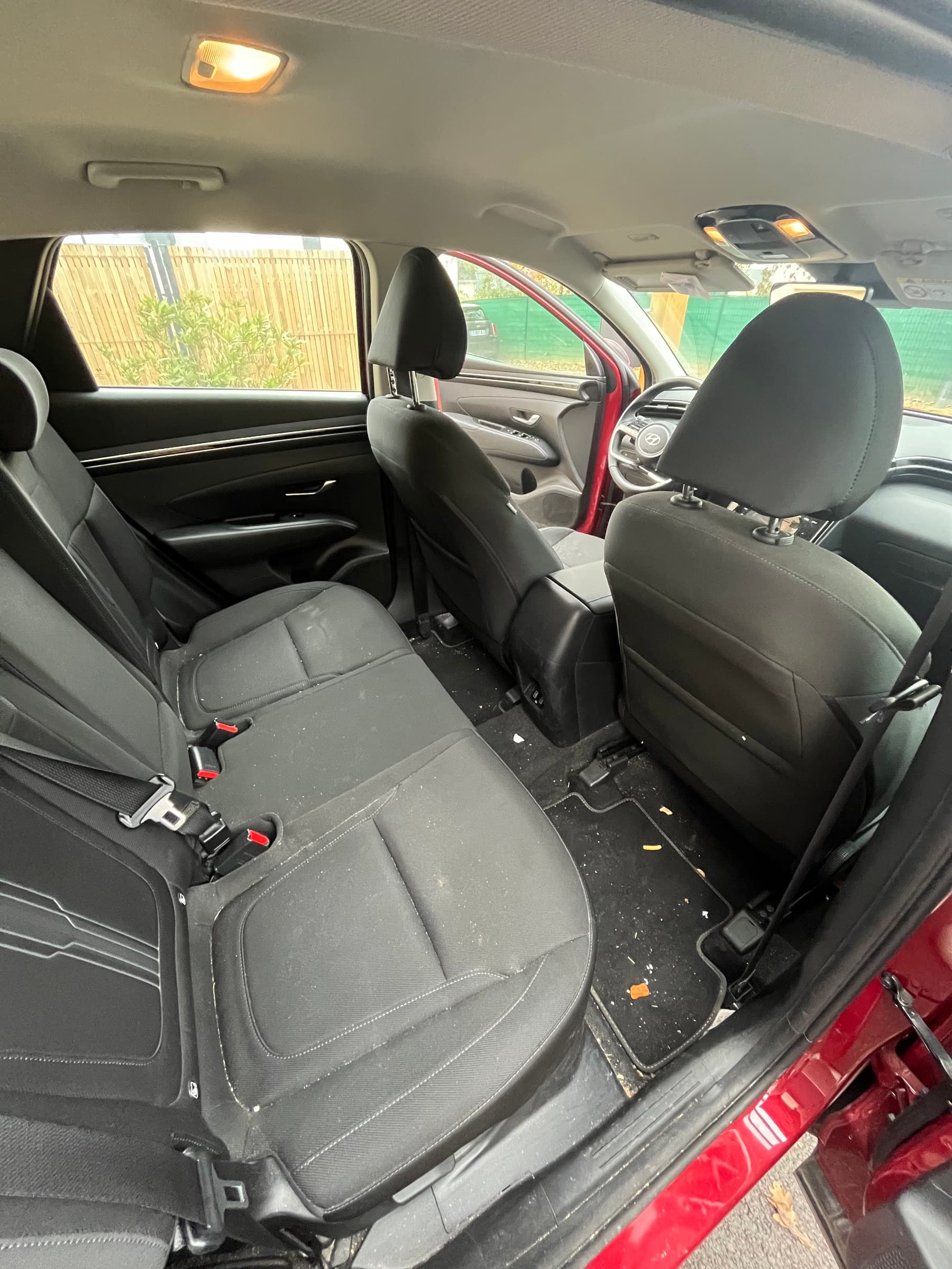 Banquette arrière de Hyundai nettoyée à Angers — avant intervention