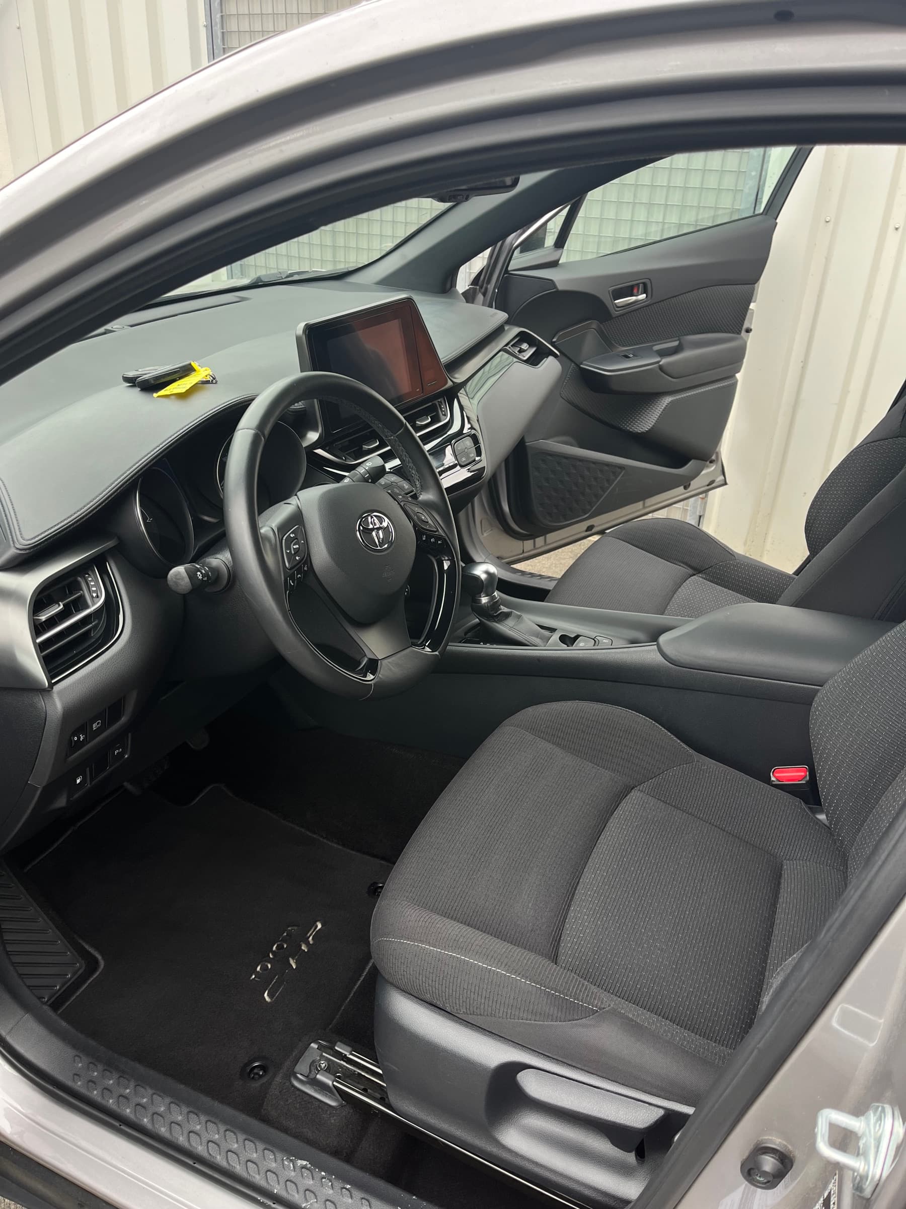Habitacle de Toyota C-HR nettoyé à Angers — après intervention
