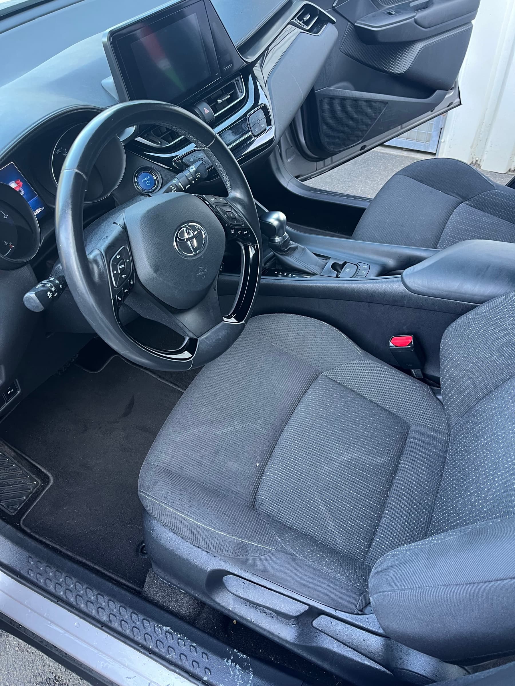 Habitacle de Toyota C-HR nettoyé à Angers — avant intervention