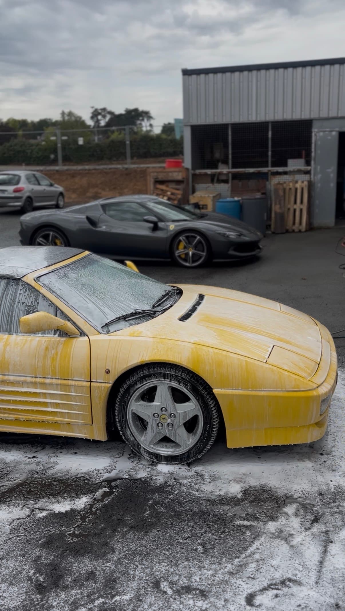Ferrari jaune recouverte de mousse active lors d'un lavage prestige La Clean Compagny